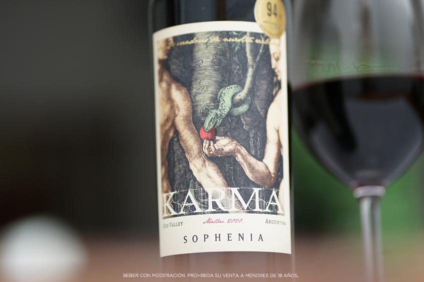 En Karma mostramos la evolución de la bodega, fruto del aprendizaje de un terroir que era, hace 25 años, desconocido. 
Una línea donde destacamos el resultado de un viñedo que crece en cada añada y nos permite crear nuevas expresiones.