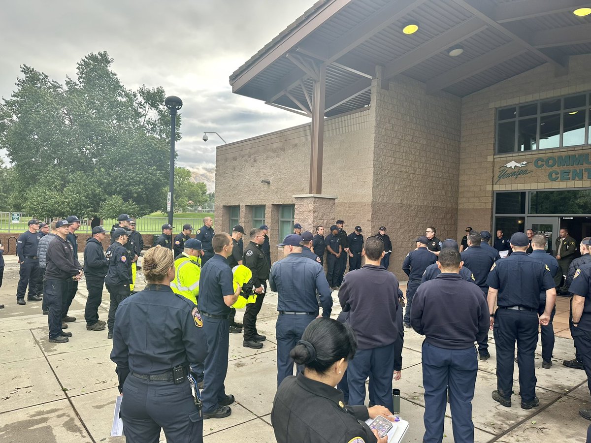 CALFIREBDU's tweet photo. #AugustIC Update For all affected areas - Oak Glen, Forest Falls, Angelus and Seven Oaks with better weather and overnight efforts to clear roads crews will be able to make access to areas that were inaccessible yesterday to evaluate residents’ needs. All Evacuation orders and road closures remain in affect. We will continue to clear roadways and damage assessment will be ongoing. Unified Command with @SBCOUNTYFIRE and @sbcountysheriff with multiple local agencies assisting.
https://t.co/RwiF8h2SFH (https://t.co/RwiF8h2SFH)