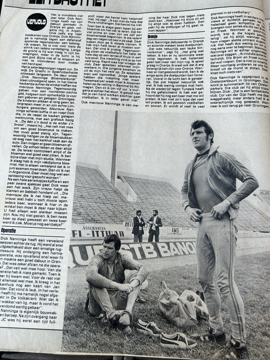 Johan1907's tweet image. Mooiste voetbalcovers van @HarryWalstra ik plaats deze voor jou Harry. Groninger Dick Nanninga Incl interview Johan Derksen @VI_nl Mei 1978. Patat, Bier, shag, bloemenzaak runnen, het kon allemaal. Paar maanden later kopte hij de 1-1 binnen in de WK Finale 78.