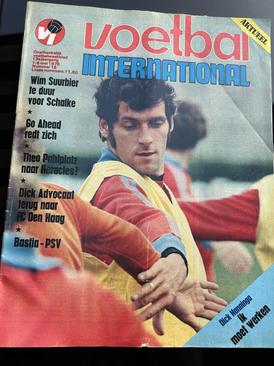 Johan1907's tweet image. Mooiste voetbalcovers van @HarryWalstra ik plaats deze voor jou Harry. Groninger Dick Nanninga Incl interview Johan Derksen @VI_nl Mei 1978. Patat, Bier, shag, bloemenzaak runnen, het kon allemaal. Paar maanden later kopte hij de 1-1 binnen in de WK Finale 78.