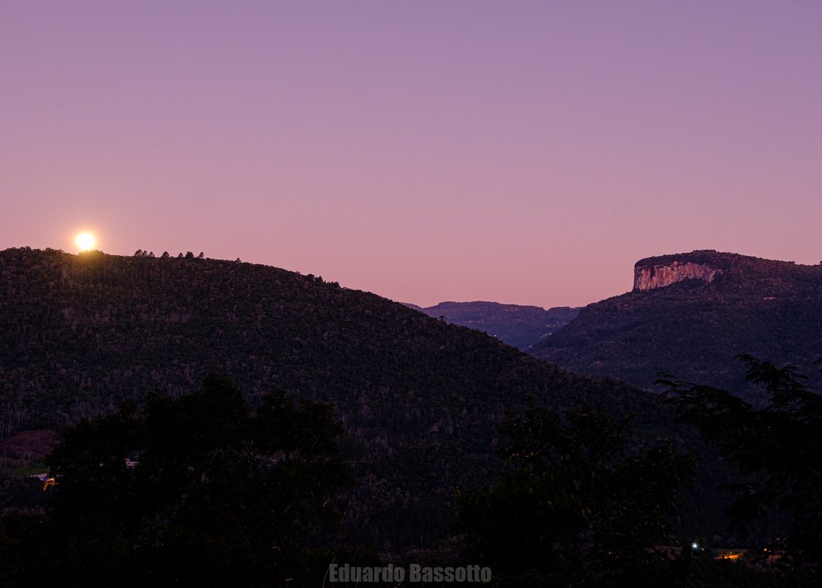 ebassotto's tweet photo. Moonrise - Serra Gaúcha - Brasil #photograghy https://t.co/FgJrMkRixP