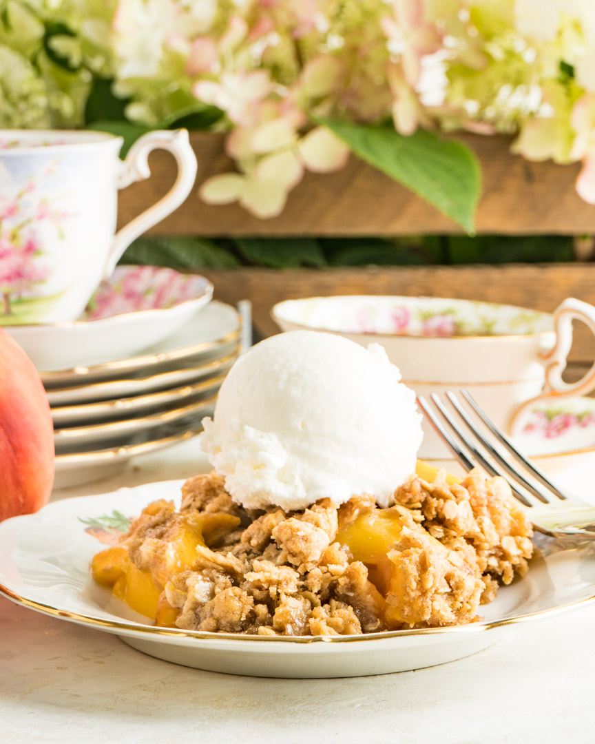 DelishSpoon's tweet photo. This Easy Peach Crumble features a fresh peach filling topped with a brown sugar and oat crumb topping. Enjoy with a scoop of vanilla ice cream for the perfect summer dessert. https://t.co/mVnd6wO7IS https://t.co/BmnRRUv06I