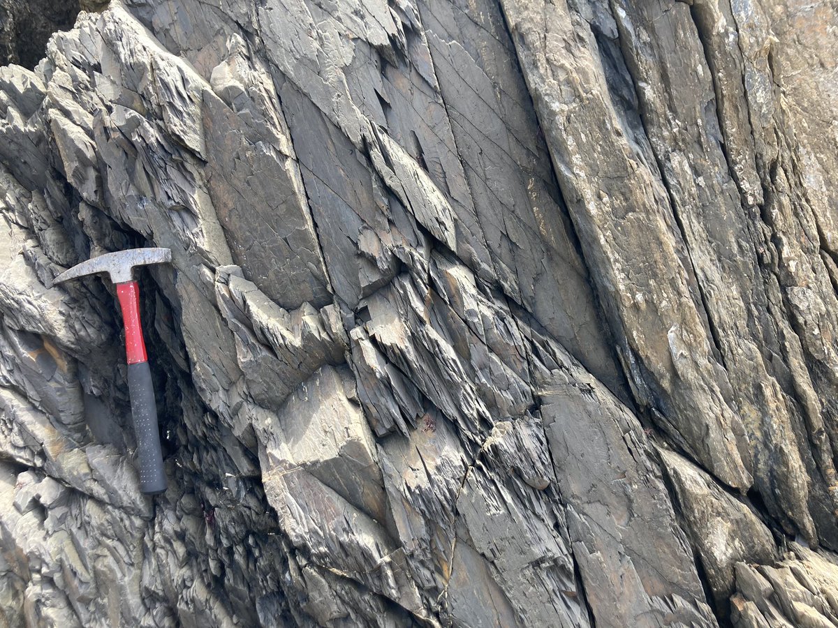 PabloGranado9's tweet photo. Sharing some summer holidays geology pics from the Cantabrian Zone (NW Spain)
(1) Plunging-inclined Variscan syn-foliar folds in Devonian strata.
(2) Detail of overturned limb showing axial planar cleavage dipping less than bedding.
#fold #structuralgeology #variscan #cleavage https://t.co/5VqjCcwHWB
