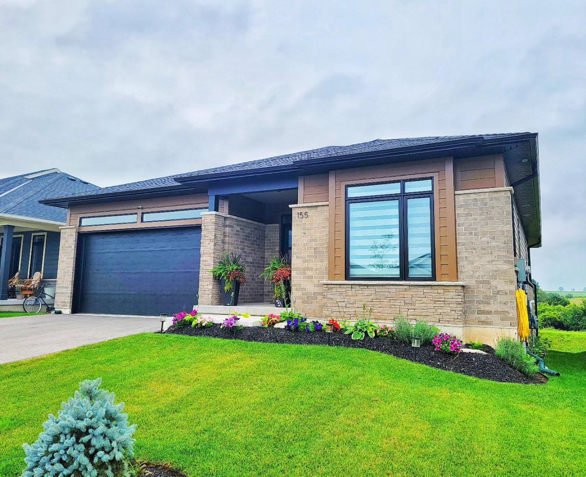 BickellBuilt's tweet photo. Completed in 2022 this #BICKELLBUIlT portfolio home brings a modern pop to the streetscape on Ridgewood Crescent.
. https://t.co/AKKqNuHqG9