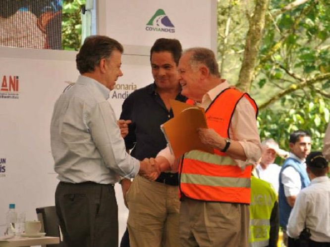 🚨Vamos todos a compartir esto:

¿Adivinen quién va a responder por los puentes que se desplomaron en Colombia y las vías deterioradas? ¿Será Vargas Lleras, que siempre saca pecho por las obras en las fotos? ¿Será Sarmiento Angulo, que está involucrado en el caso de corrupción de