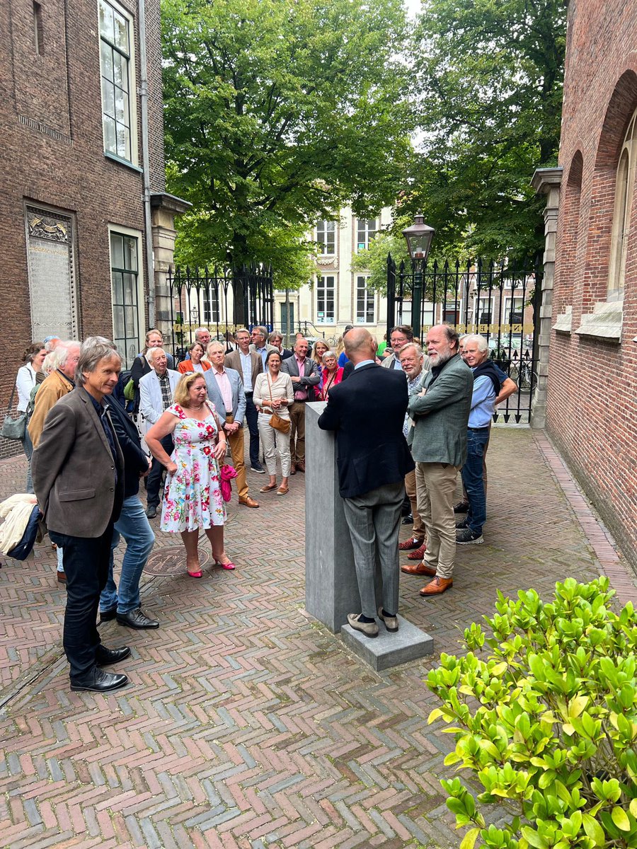 Afgelopen donderdag kregen we met de Rotaryclubs uit de Leidse regio een rondleiding door het Academiegebouw door de Pedel Erick van Zuijlen.