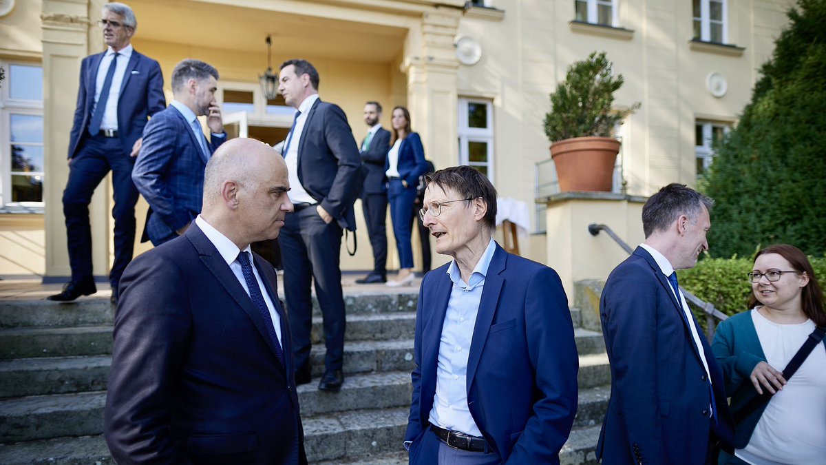 Treffen der Sozial- und Gesundheitsminister aus 🇩🇪🇦🇹🇱🇺🇱🇮🇨🇭 nahe Berlin. Wir diskutieren über die Digitalisierung der Sozialversicherungen, Klimawandel und Gesundheit und – erstmals in gemeinsamer Sitzung – über die Fachkräftesicherung in Gesundheits- und Pflegeberufen. #Quintett