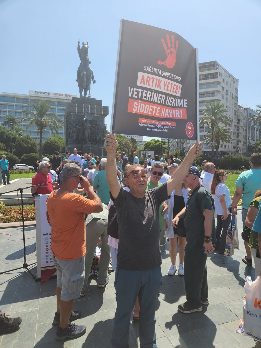 aliocaki's tweet photo. Alsancak Cumhuriyet Meydanında Veteriner Hekimler şiddet ve baskıya hayır dediler. lk defa bu kadar güçlü bir katılım görüyorum. Mesleğim adına çok mutluyum. Yetkililer taleplerimizi dinleyecek ve çözüm önerilerini getireceklerdir. https://t.co/hXKszfojCm