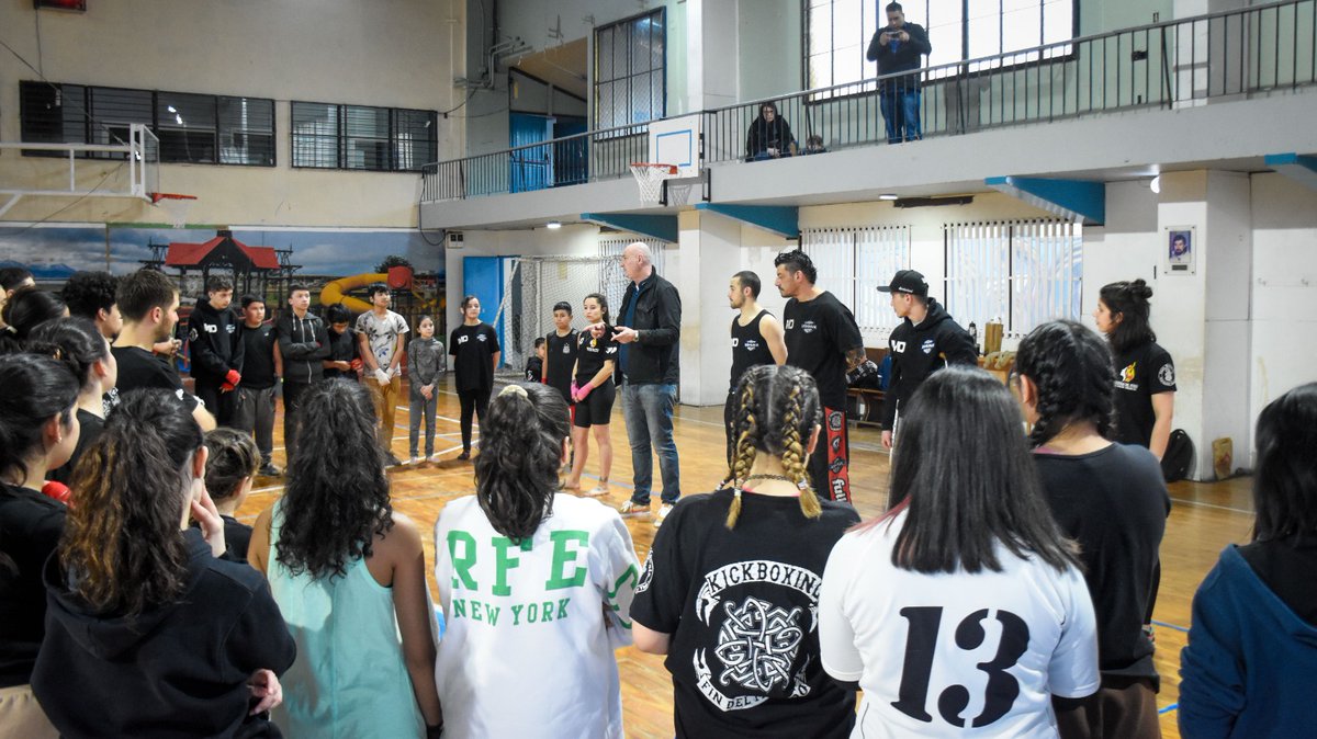 imdushuaia's tweet photo. LAS ESCUELAS MUNICIPALES LLEVARON A CABO UNA CLÍNICA DE KICKBOXING EN CANCHA 4 

Más de 40 alumnos y alumnas de las Escuelas Municipales de Kickboxing "Fin del Mundo" y "Peleadoras del Fuego" llevaron a cabo una máster class, con grandes y chicos de los grupos de ambas escuelas. https://t.co/hq6oEfBD0V