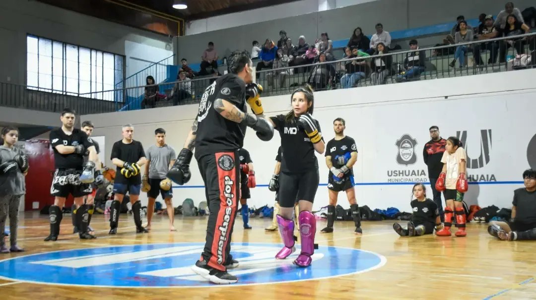 imdushuaia's tweet photo. Fueron más de dos horas en las que se repasaron técnicas aplicadas desde el comienzo de año, y  también nuevos conceptos que continuarán trabajándose en clase.
@Desnunavarro
@UshuaiaMuni
@WalterVuotoTDF 
#EscuelaMunicipal 
#IMD2023 https://t.co/3gxu70gllE