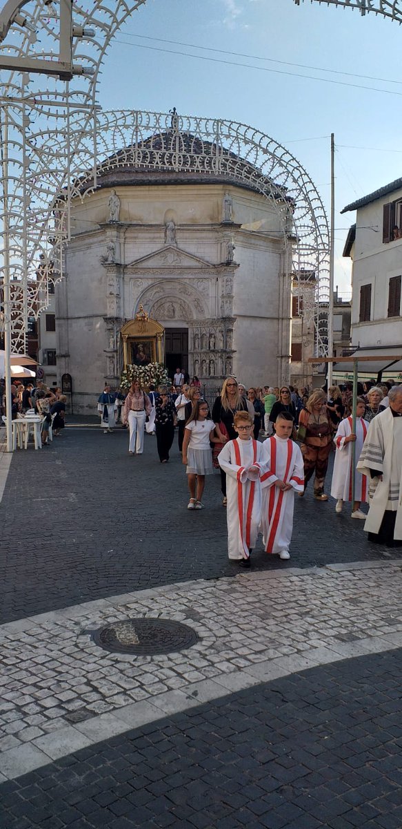 vicovaro2000's tweet photo. Traslazione della immagine miracolosa di Maria santissima avvocata nostra dal Tempietto di San Giacomo alla chiesa di San Pietro a Vicovaro https://t.co/4oiVxmAEeX