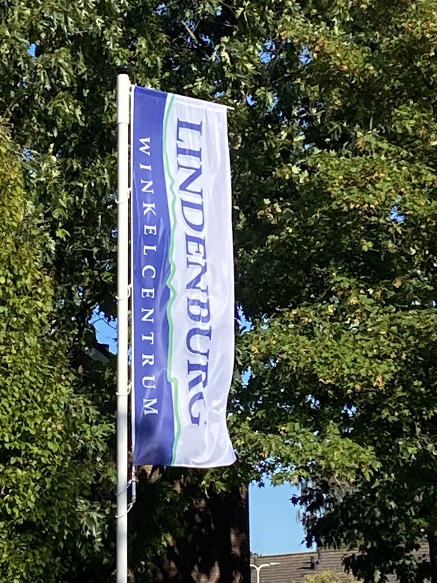 AlexanderdonkGP's tweet photo. Iemand is bezig met sfeer in #Langdonk. BANNERS met ‘winkelcentrum LINDENBURG’ sieren de op en afritten van de Parkeerplaats bij #Lindenburg 👍🏼 https://t.co/Cy2fs3B8c1