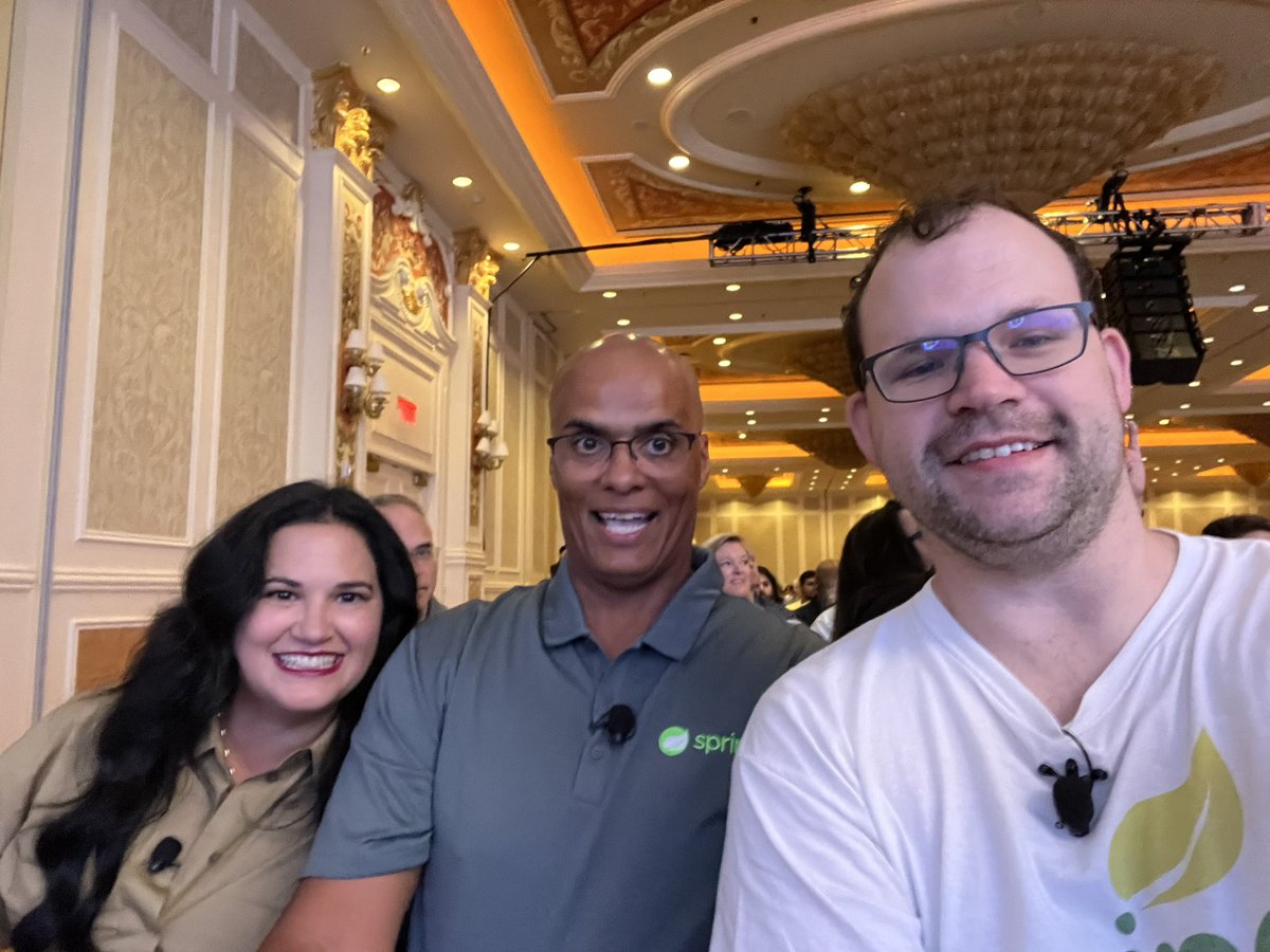 starbuxman's tweet image. They even gave me a selfie 🤳 🤩 @TashaIsenberg @dashaun #SpringOne