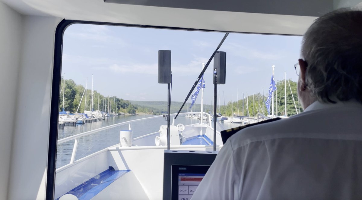 OberlausitzTV's tweet photo. Bootstaufe und Jungfernfahrt am Berzdorfer See
Am Hafen in Hagenwerder freuten sich die geladenen Gäste auf eine neue, faszinierende touristische Attraktion. Das Fahrgastschiff „EMS Berzdorf“ wartete auf seine ersten Passagiere (Video). #görlitz
https://t.co/ei80j5oGjc https://t.co/1ZaGh2MNke