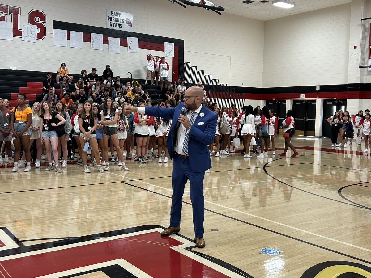 dps_k12's tweet photo. ๐ผAt @DenverEastHS, the #freshman are learning their class schedule, meeting teachers, and getting used to being high schoolers! ๐
#classof2027 #firstdaydps https://t.co/fzKYnFwSyi