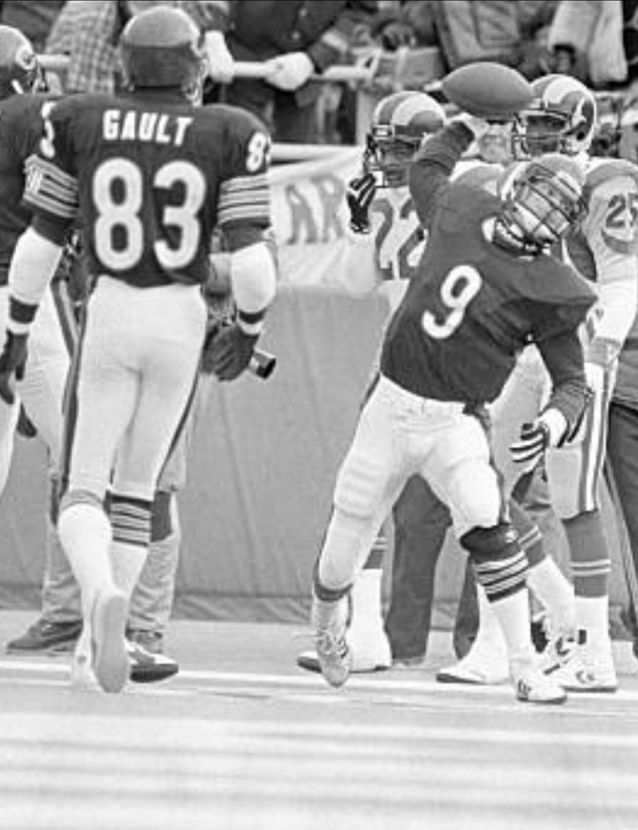 sandyreynolds81's tweet photo. #HAPPYBIRTHDAY @JimMcMahon - u gave us your all &amp; gave us the greatest #bears season of our lives. your leadership, skill, love, swagger &amp; personality changed #NFL forever.  u are an icon &amp; legend then &amp; still today! we forever ♥️ &amp; thank you 🐻⬇️ https://t.co/xjYHUFMS7h