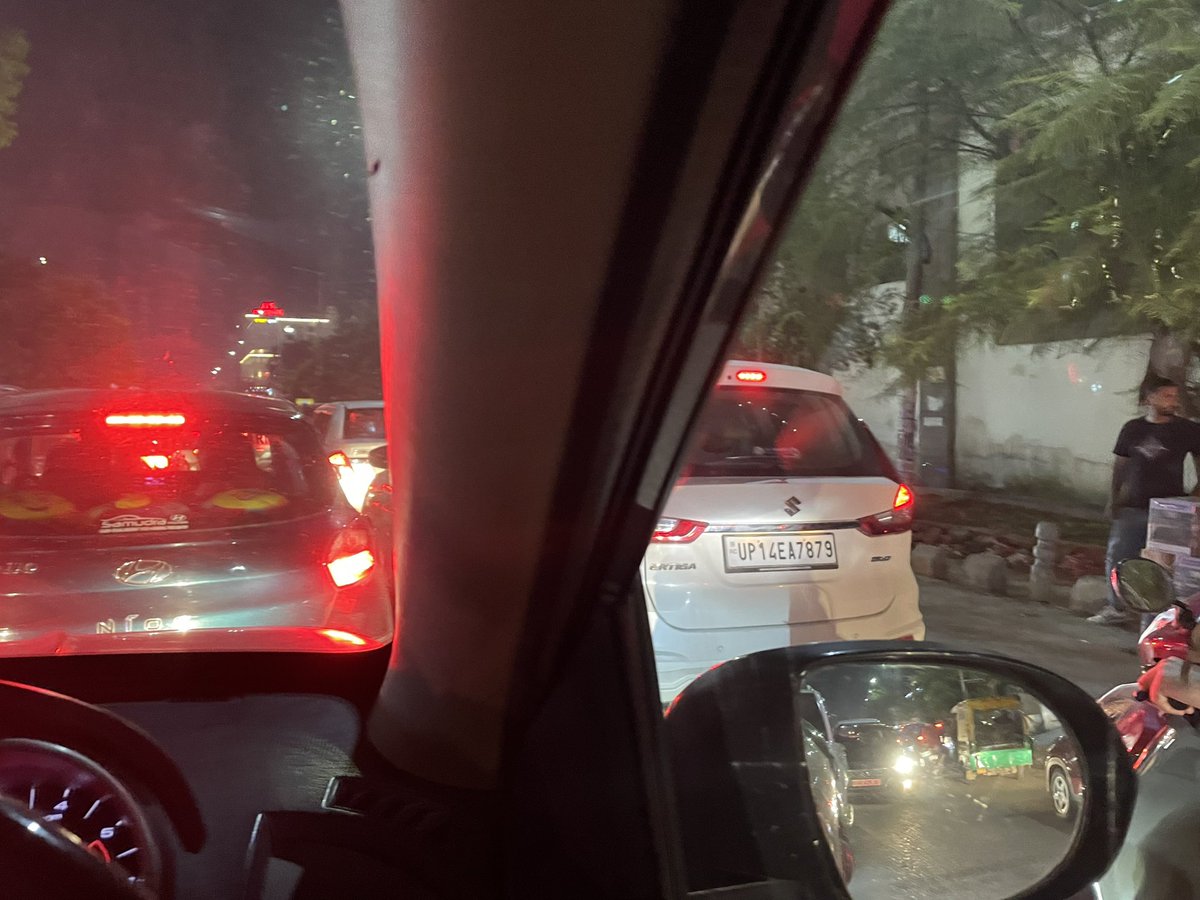 Only a person from UnPad background can do this to block traffic on a two way lane… don’t know when people will get road sense…
#RoadSense #RoadNonSense #UttarPradesh #ZilaGhaziabad