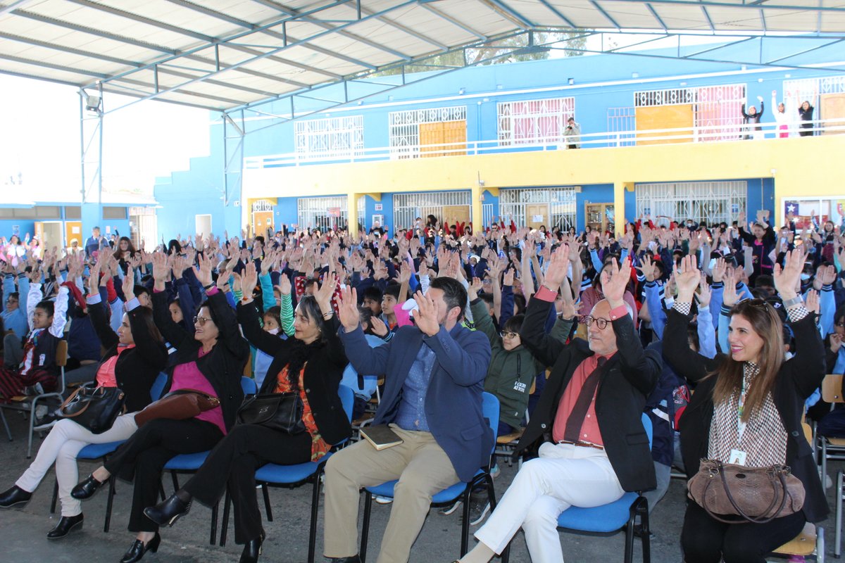 CChCCalama's tweet photo. Comisión de Mujeres liderada VP de Gestión María Yolanda Achiardi y Gte Miguel Galleguillos @CChCCalama participaron del Día de la Niñez de la Escuela Básica D-35 República de Grecia en #calama gracias al apoyo brindado por los socios de @CChCCalama .
#EducacionBasica #comdes https://t.co/ztyDEtlaXD