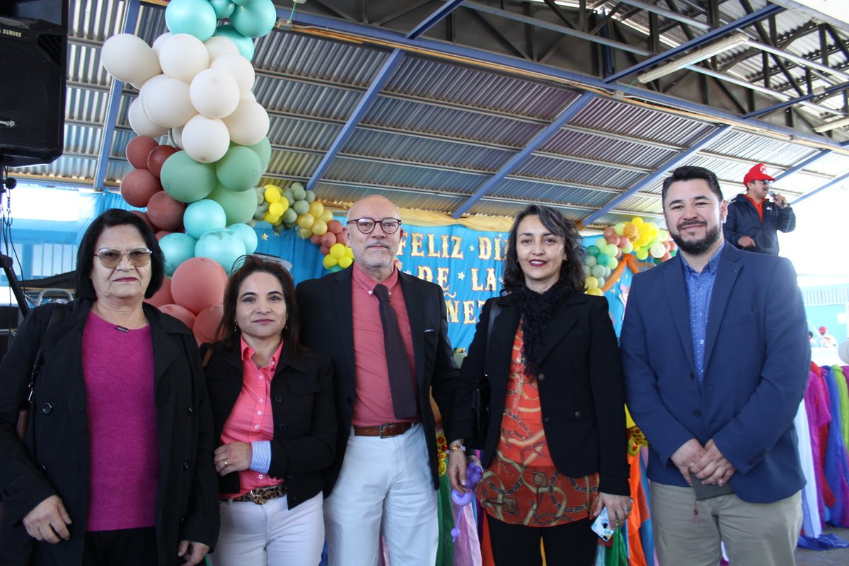 CChCCalama's tweet photo. Comisión de Mujeres liderada VP de Gestión María Yolanda Achiardi y Gte Miguel Galleguillos @CChCCalama participaron del Día de la Niñez de la Escuela Básica D-35 República de Grecia en #calama gracias al apoyo brindado por los socios de @CChCCalama .
#EducacionBasica #comdes https://t.co/ztyDEtlaXD
