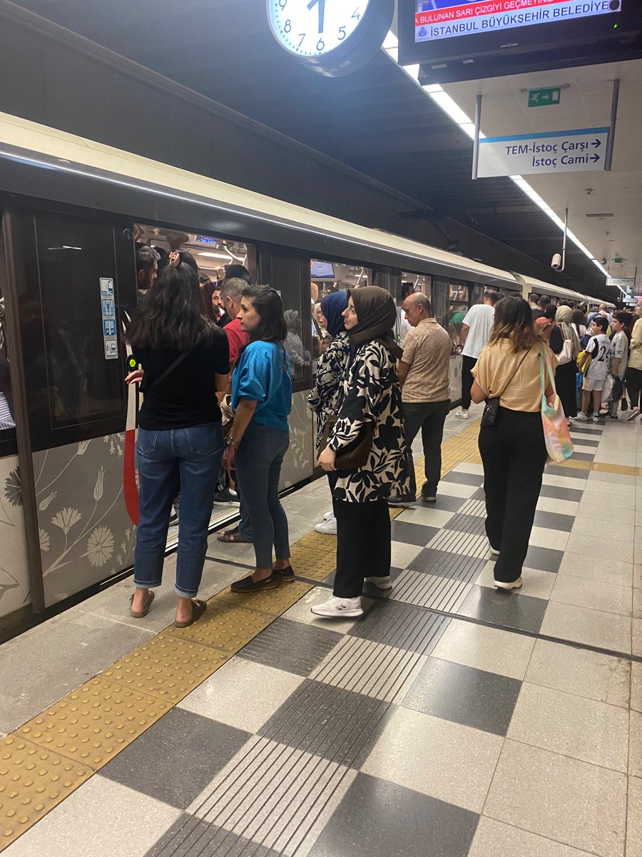 emeelztrk's tweet photo. Yer İSTOÇ. Kirazlı kayaşehir Sefer yok! Yarım saat bekleyip metroya binemiyoruz. Her akşam aynı çile! Rezilliğinizi  herkes görsün ulaşıma zam yaparken iyi iş çıkış saati sefer koymamak hangi akla hizmet sorgula biraz! @ekrem_imamoglu @4444154 @IBBcozummerkezi @ulasimistanbul https://t.co/bQxdfXxDRa