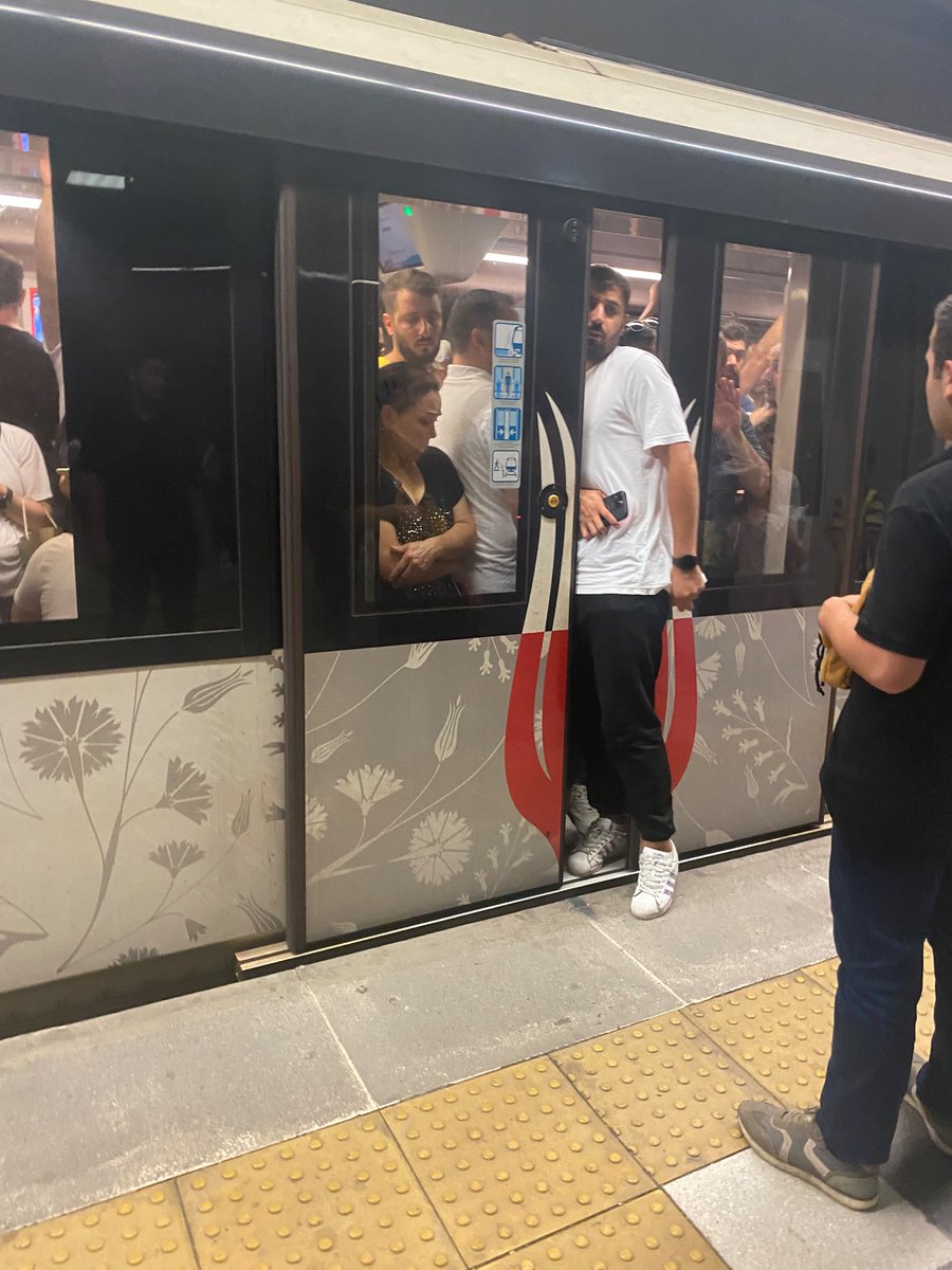 emeelztrk's tweet photo. Yer İSTOÇ. Kirazlı kayaşehir Sefer yok! Yarım saat bekleyip metroya binemiyoruz. Her akşam aynı çile! Rezilliğinizi  herkes görsün ulaşıma zam yaparken iyi iş çıkış saati sefer koymamak hangi akla hizmet sorgula biraz! @ekrem_imamoglu @4444154 @IBBcozummerkezi @ulasimistanbul https://t.co/bQxdfXxDRa
