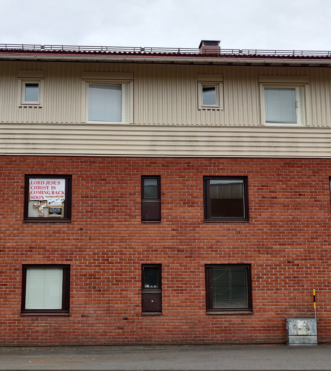 tallbarken's tweet photo. Väckelsebudskap från ett fönster på Medicinarstråket, Ålidhem. #jesuskristus #ålidhem #umeå #fönsterkors https://t.co/4qnx7Rxljf