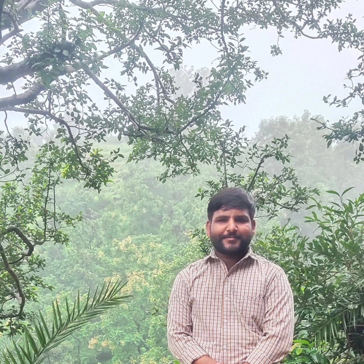 Pahalavan8's tweet image. सालमगढ़ से करीब 1 किलोमीटर की दूरी पर स्थित नीलकंठ महादेव मंदिर का स्थान है यह शिवालय हजारों वर्ष पुराना है इस मंदिर में गोमुख से गिरती अखंड जलधारा पहाड़ियों के मध्य से निकलती है जो अनवरत चलती रहती है।
आज शिवकृपा से दर्शन का सौभाग्य प्राप्त हुआ।
#harharmahadevॐ卐