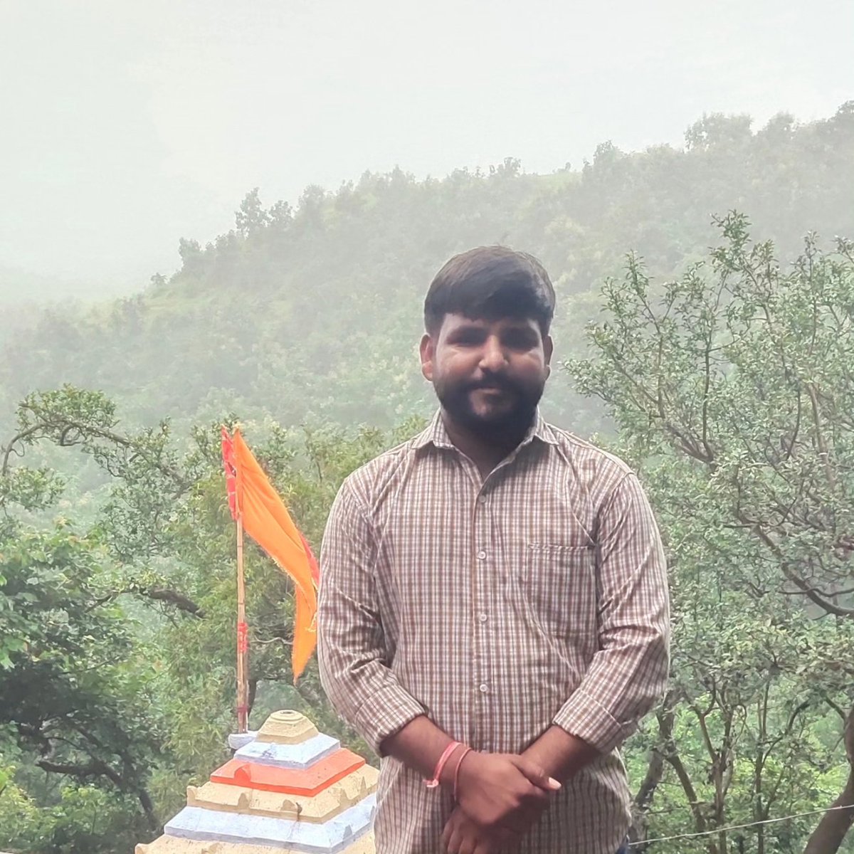 Pahalavan8's tweet image. सालमगढ़ से करीब 1 किलोमीटर की दूरी पर स्थित नीलकंठ महादेव मंदिर का स्थान है यह शिवालय हजारों वर्ष पुराना है इस मंदिर में गोमुख से गिरती अखंड जलधारा पहाड़ियों के मध्य से निकलती है जो अनवरत चलती रहती है।
आज शिवकृपा से दर्शन का सौभाग्य प्राप्त हुआ।
#harharmahadevॐ卐