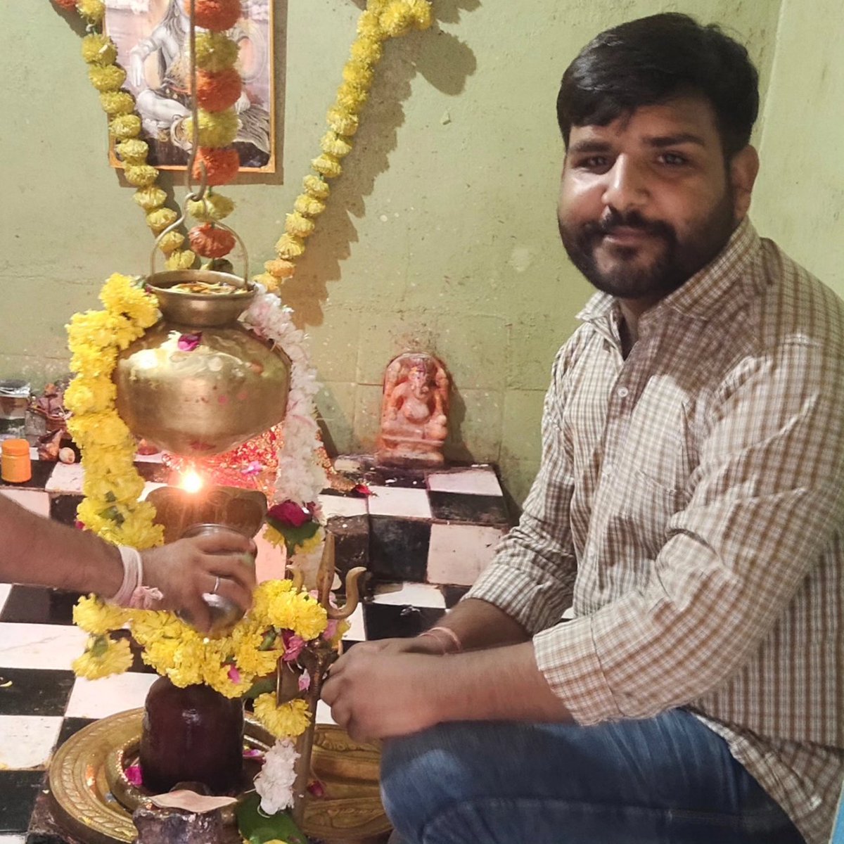 Pahalavan8's tweet image. सालमगढ़ से करीब 1 किलोमीटर की दूरी पर स्थित नीलकंठ महादेव मंदिर का स्थान है यह शिवालय हजारों वर्ष पुराना है इस मंदिर में गोमुख से गिरती अखंड जलधारा पहाड़ियों के मध्य से निकलती है जो अनवरत चलती रहती है।
आज शिवकृपा से दर्शन का सौभाग्य प्राप्त हुआ।
#harharmahadevॐ卐