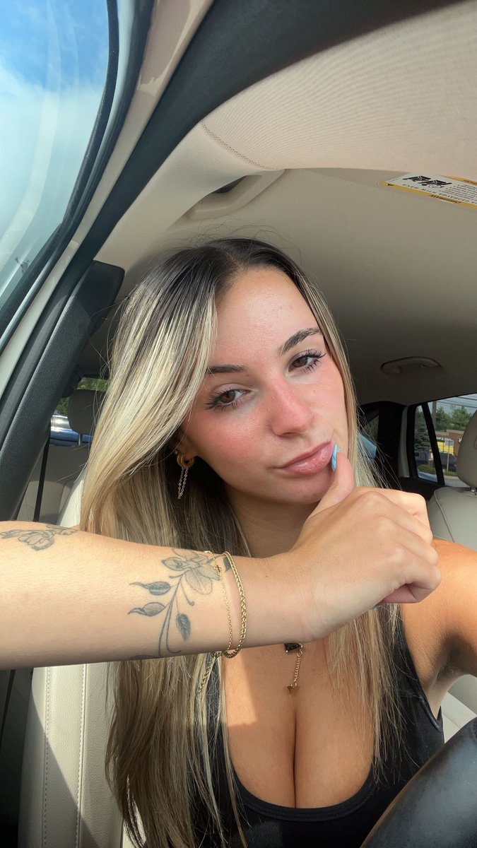 kaitlynkremss's tweet photo. Netflix and chill in my car? https://t.co/gDmyA7w7iR