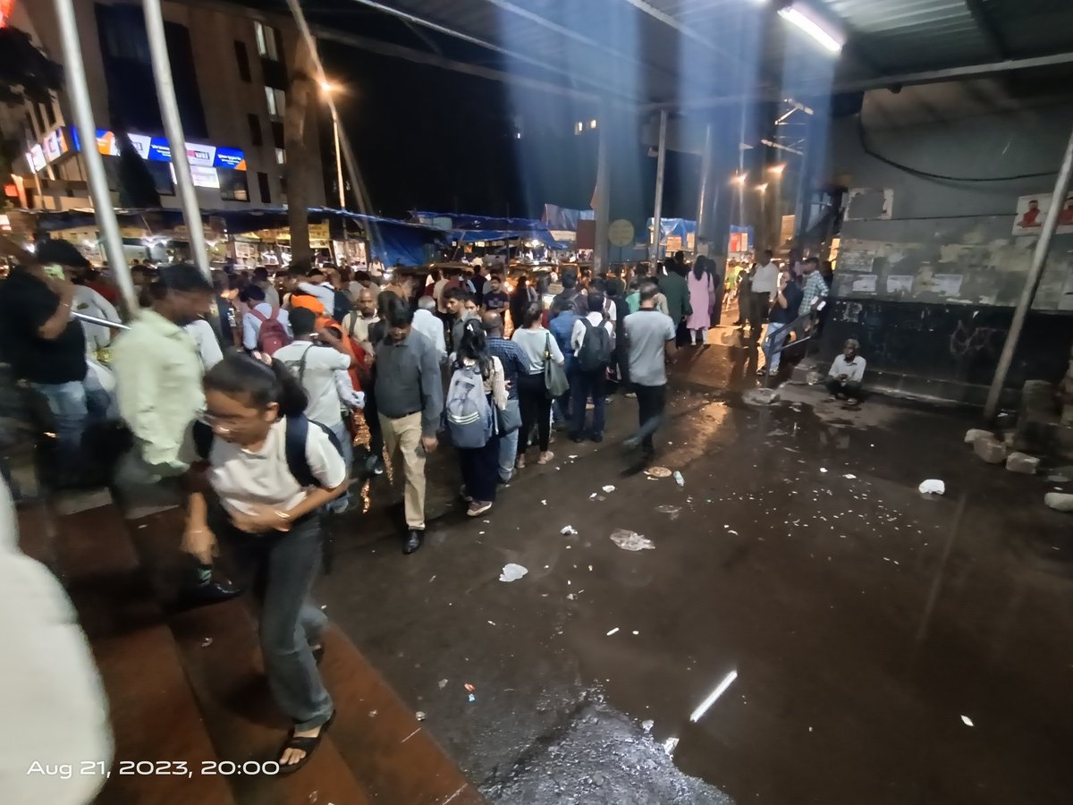 nileshktrivedi's tweet photo. GHATKOPAR EAST SIDE 
ENTRY /EXIT GHATKOPAR MIDDLE RAILWAY/METRO  BRIDGE ENTRANCE
NEAR NEELYOG MALL. 

ONE SIDE RAIN WATER LOGGING / ANOTHER SIDE.
*ILLEGAL SHARE RIKSAW* PASSENGERS LINE IN STATION COMPOUND PREMISES. SUFFERING OF RAILWAY COMMUTERS. 
DIFFICULT FOR LADIES TO WALK. https://t.co/TzHQHYiejV