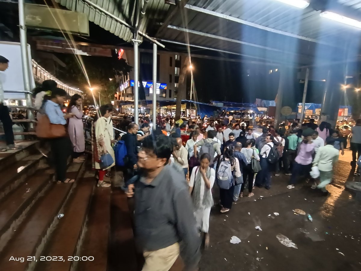 nileshktrivedi's tweet photo. GHATKOPAR EAST SIDE 
ENTRY /EXIT GHATKOPAR MIDDLE RAILWAY/METRO  BRIDGE ENTRANCE
NEAR NEELYOG MALL. 

ONE SIDE RAIN WATER LOGGING / ANOTHER SIDE.
*ILLEGAL SHARE RIKSAW* PASSENGERS LINE IN STATION COMPOUND PREMISES. SUFFERING OF RAILWAY COMMUTERS. 
DIFFICULT FOR LADIES TO WALK. https://t.co/TzHQHYiejV