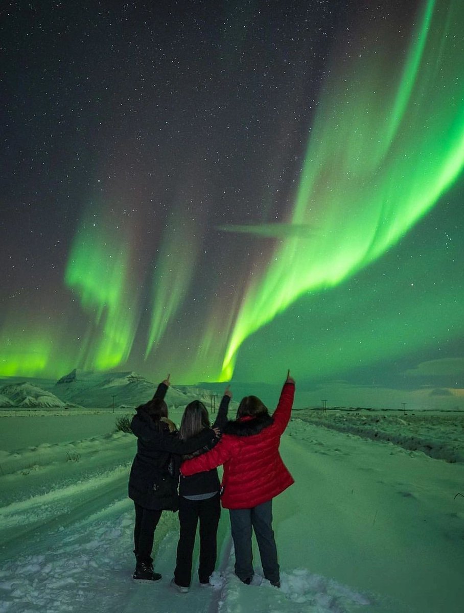 jennyli199011's tweet photo. When you stand under the vast sky
The aurora borealis is like a green sprite, changing colors.
Iceland is such a romantic place for you to enjoy!
#worldcaptures #travel #nature #wanderlust #travelphotography #world #worldplaces #landscape
#travelgram #traveltheworld #beautifulde https://t.co/1fTLLuERcD