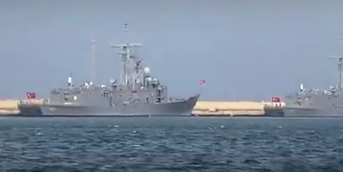 TheLibyaUpdate's tweet photo. Frigates of the #Turkish_Army enters the port of Al-Khums east of #Tripoli yesterday, despite the denial of the #Dbeibeh’s government. The port has stopped receiving ships for unknown reasons.
The #Libya Update https://t.co/ThBKJuhvuy