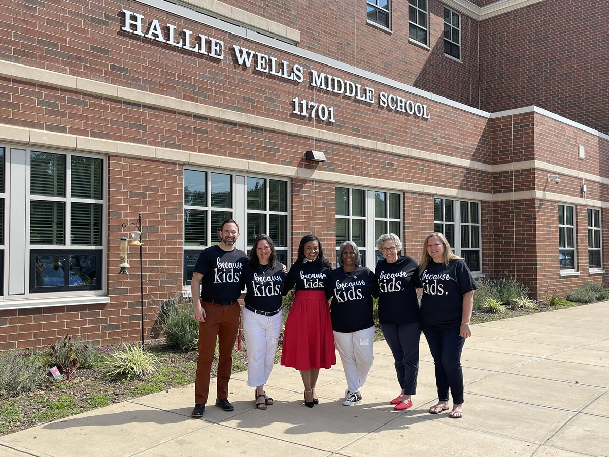 DrMcNeal_HWMS's tweet photo. Because kids.
This team is the absolute best. #PreserviceWeek #Day1 #DoWellBeWell https://t.co/1rKNjWwPuy
