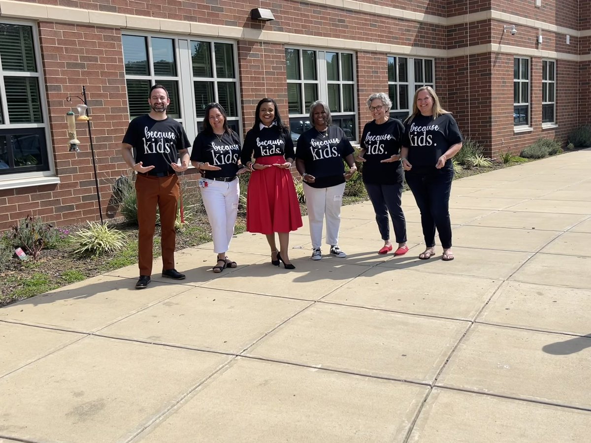 DrMcNeal_HWMS's tweet photo. Because kids.
This team is the absolute best. #PreserviceWeek #Day1 #DoWellBeWell https://t.co/1rKNjWwPuy