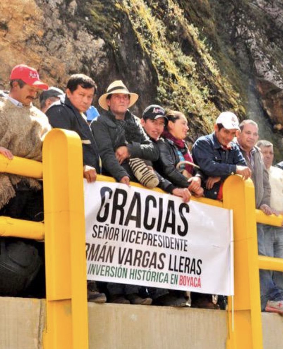 Jojare2's tweet photo. Alguien que me saque de dudas, ¿ en esta imágen estaban celebrando la inauguración o la caída del puente ? https://t.co/BKoDraJBAT