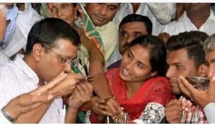 नागदेवता को दूध चढ़ाते दिल्लीवासी।😊🥰🤩