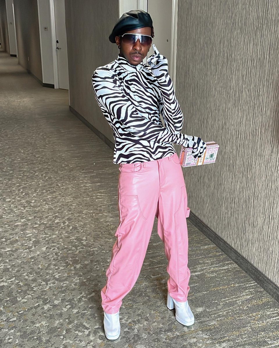kneelfernando's tweet photo. #RENAISSANCEWorldTour 💕🦓 https://t.co/dHqFxRm6EW