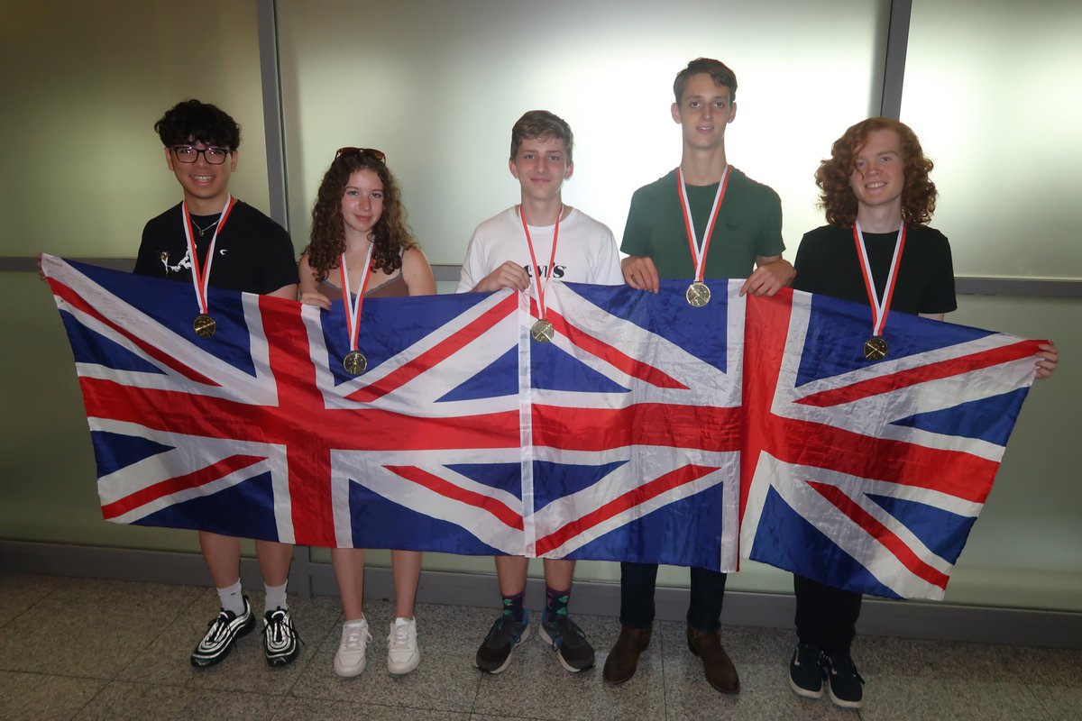 More photos from the history-making closing ceremony of the #ioaa2023 where the UK team topped the medal table with 5 golds. See more: facebook.com/The.BPhO
UK Team:
Ben (@HillsRoadNews)
Charlotte (@kingsmathschool)
Freddie (@RGSGuildford)
James (@Eliz_Coll)
Ryan (@readingsch)