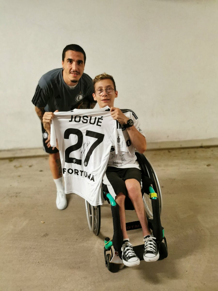 Zapraszam do licytacji koszulki <a href="/LegiaWarszawa/">Legia Warszawa 🏆</a> z autografem <a href="/josuepesqueira7/">Josue Pesqueira</a>  START 500 zł. Koniec 24.08 20:00 h. Pieniądze z licytacji zasilą zbiórkę Witka. Odbiór koszulki u <a href="/CitasCit/">Krzysztof Kłoszewski</a> lub wysyłka na koszt zwycięzcy licytacji. Proszę o #RT!!!! zrzutka.pl/9u9ayx?fbclid=…