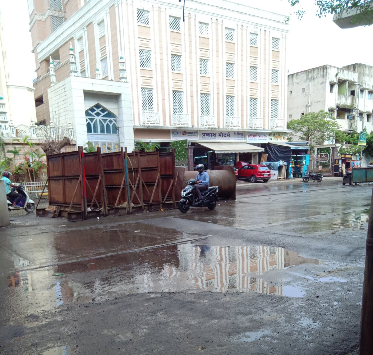 ApniSarkar5's tweet photo. @mybmcWardHW @IqbalSinghChah2 @MTPHereToHelp @MumbaiPolice @VVVispute it is customary fr speed breakers to keep people's safe, bt ths one located opp khar jama masjid/mun.TB clinic, S V road old khar cause daily atleast dozens accident n casualties URGENT REMOVEL/REMIDIAL NEEDED https://t.co/oiNnoBr3m4