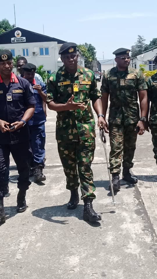 MobilePunch's tweet photo. PHOTOS: Navy Parades Pipeline Vandals, Crude Oil Thieves

The Nigerian Naval force on Monday paraded pipeline vandals and crude oil thieves.

The gang of about 10 suspects were paraded with equipment used to steal the country's resources at the NNS Beecroft, Naval Base, Apapa, Lagos. 

Credit: Naomi Chima

--
Follow us for more breaking news and videos