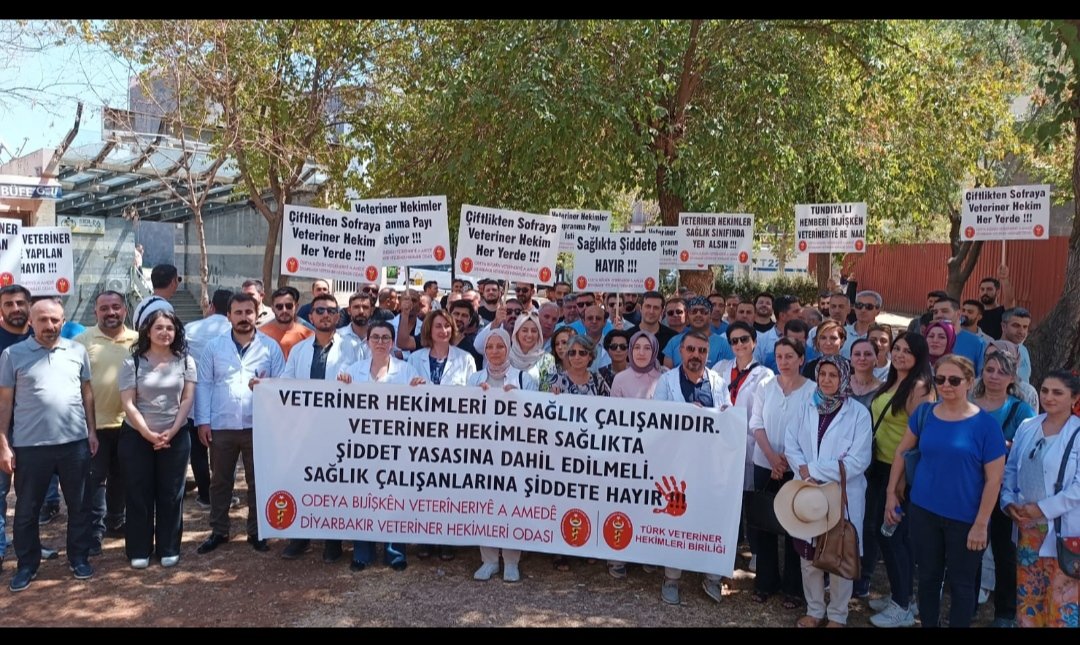 diyvho_'s tweet photo. Evcil dostlarımızın sağlığı için fedakarlıkla çalışan veteriner hekimlerimize minnettarız! Onlar, sevgi ve özenle tüm canlıların sağlığını koruyorlar.
#SokakHayvanlarıSahipsizDeğil
#ŞiddetVarsaVeterinerHekimYok https://t.co/GFL6BbudMu