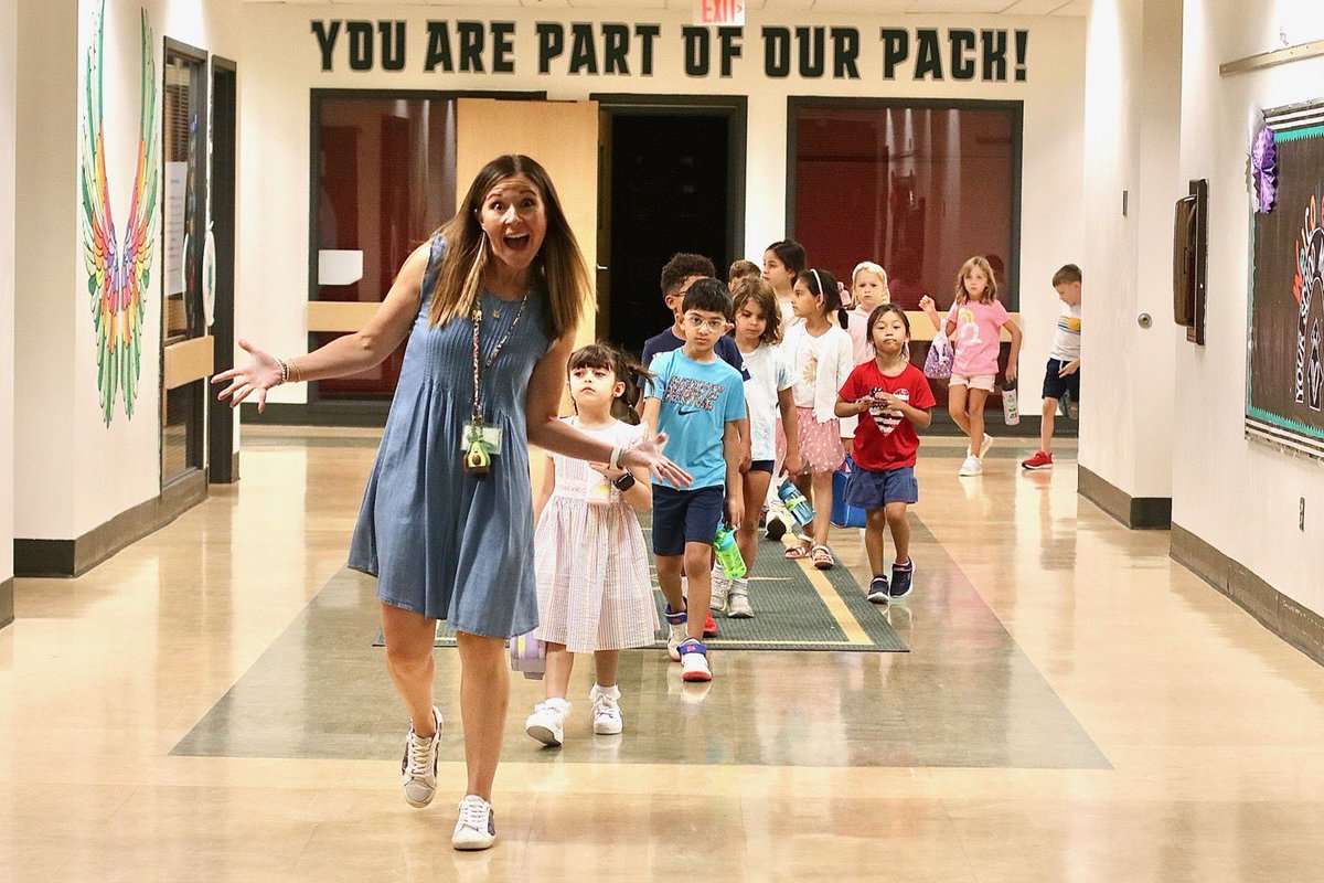 ceDCSD's tweet image. Teachers and students are back in action! #bettertogetherdcs  #partofthepack