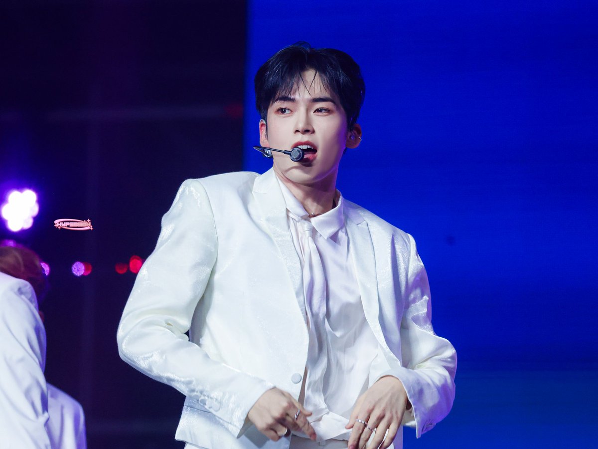 hype_been__'s tweet photo. 230815 ZEROBASEONE FANCON

🤍🖤무대 위의 너의 표정은 정말 최고야🤍🖤

#제로베이스원 #ZEROBASEONE #ZB1 
#성한빈 #SUNGHANBIN #ソンハンビン https://t.co/c0DFcfnCrg