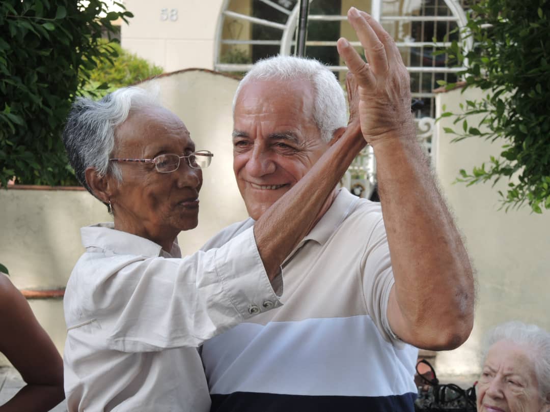 Envejecer no es juventud perdida, sino una nueva etapa de oportunidad y fuerza. Betty Frieda. Los abuelos de la C40 de Santo Suarez disfrutaron de una bella mañana de domingo. Gracias por permitirnos su compañía.
