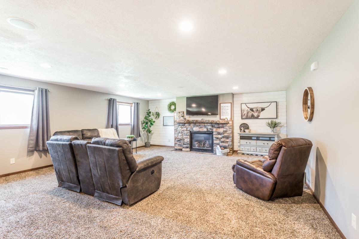 TheGOTeamSF's tweet photo. 🎉 JUST LISTED!! 🎉
📍 5400 S Sirocco Ave | Sioux Falls
🛏 5 Bed   🛁 3 Bath   🏠 3008 SqFt

#justlisted #vaultedceilings #quartzcounters #hugefamilyroom #cozyfireplace #wetbar #covereddeck #fencedbackyard #backyardshed #thegoteam #soldsiouxfalls https://t.co/rdvHBKDcxM