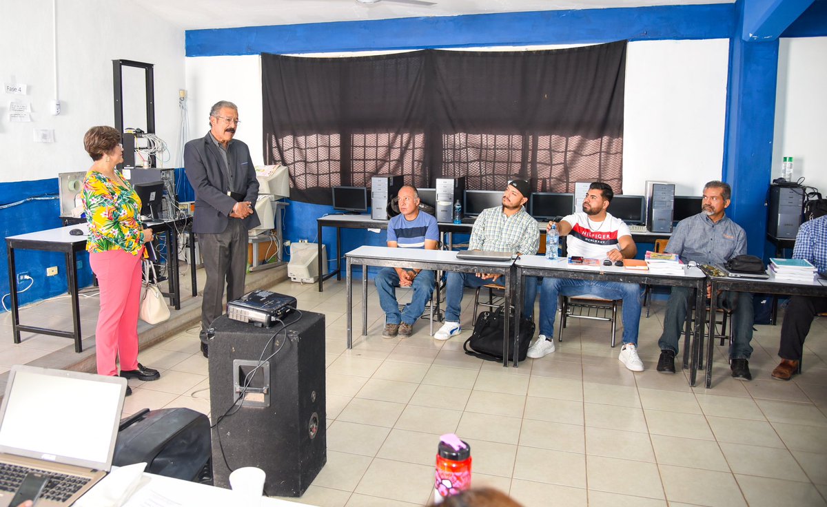 SEED_Dgo's tweet photo. 🧑‍🏫👩‍🏫 Al inicio de los Talleres Intensivos de Formación Continua, el subsecretario de Servicios Educativos, respaldó a los docentes. 

 Esta semana se revisarán:
✅ Nuevos libros de texto gratuitos.
✅ Los planes de estudio para el nuevo Ciclo Escolar.
✅ Planeación Didáctica. https://t.co/wInwMS11rz