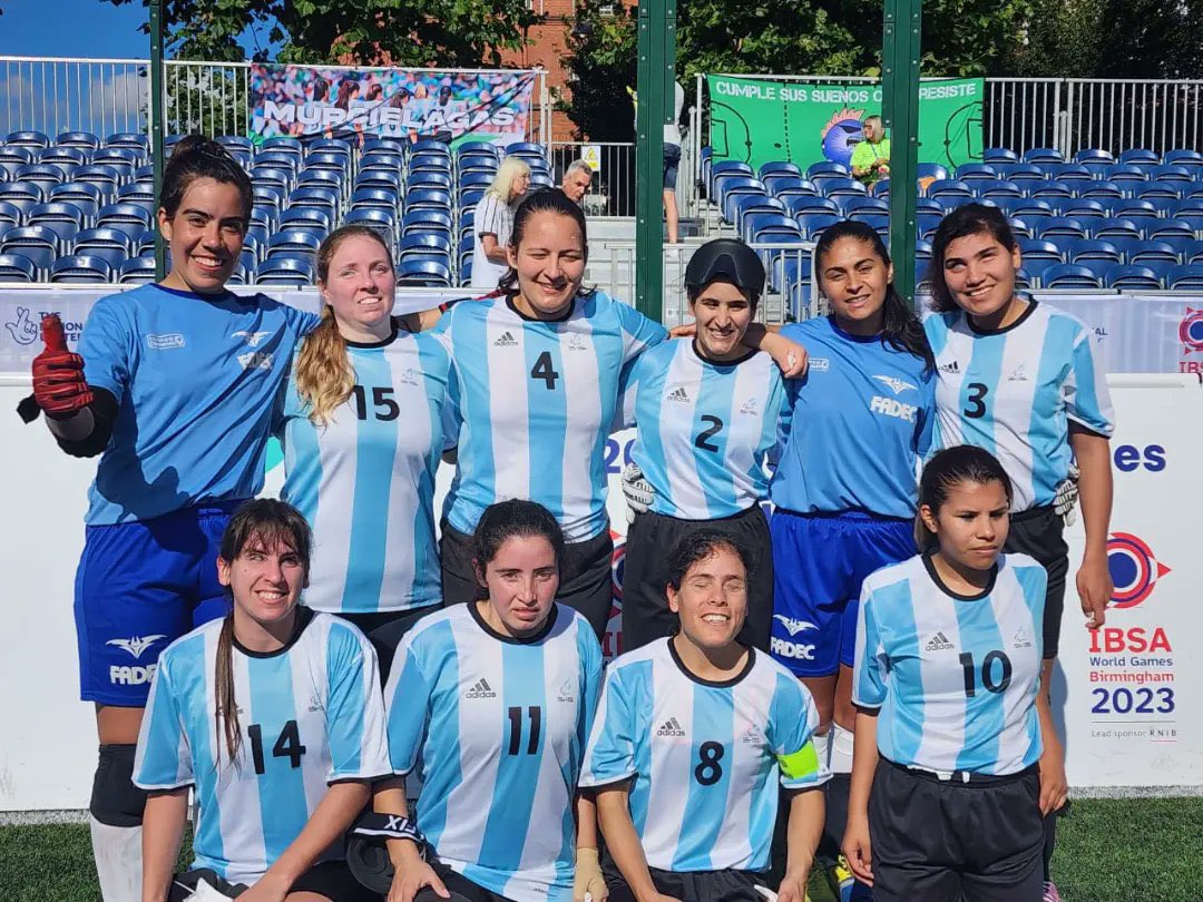 En el día de la futbolista argentina, las Murciélagas, en el primer Mundial IBSA para personas ciegas, se consagraron CAMPEONAS DEL MUNDO.

Dieron vuelta el partido y superaron 2 a 1 a Japón en Birmingham. los dos goles fueron de Yohana Aguilar.

HISTORIA Y ORGULLO 🇦🇷